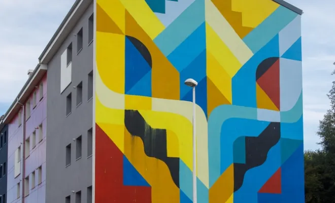 Immeuble peint aux couleurs primaires